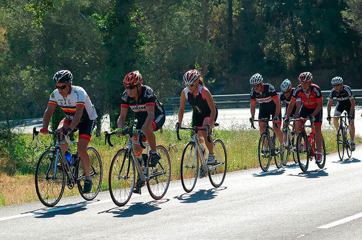 Ciclistas en carretera