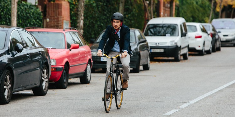 Pedaleando en bici por la ciudad