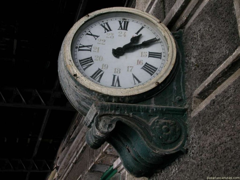 reloj de la antigua estación de Canfranc