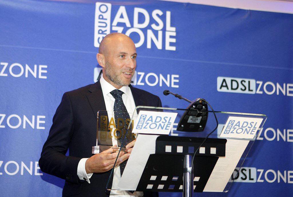 Antonio Lorenzo Antonio Lorenzo es uno de los periodistas de mayor prestigio en el sector de las telecomunicaciones y su trabajo ha sido premiado en distintas ocasiones
