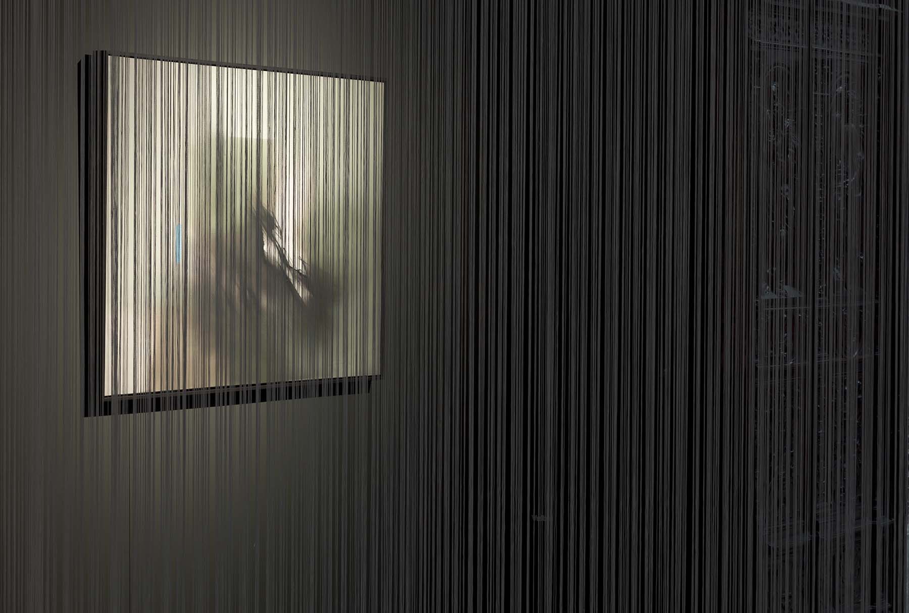 Instalación Informallistas en la exposición la poética de la libertad.