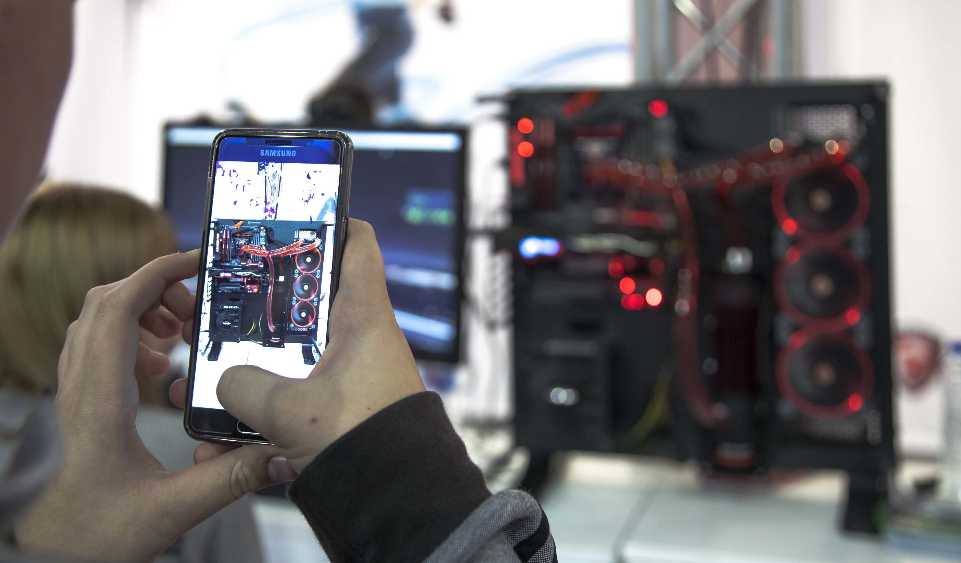 El PC no ha muerto. Tan solo se ha reubicado dentro de un panorama tecnológico en el que los portátiles son capaces de igualar en rendimiento a los PC de gamas medias y bajas de antaño. Pero si queremos el máximo rendimiento posible para mover, digamos, una aplicación de realidad virtual, el PC de sobremesa sigue siendo la opción lógica. Además, la estética ha evolucionado mucho, con diseños sumamente atractivos.