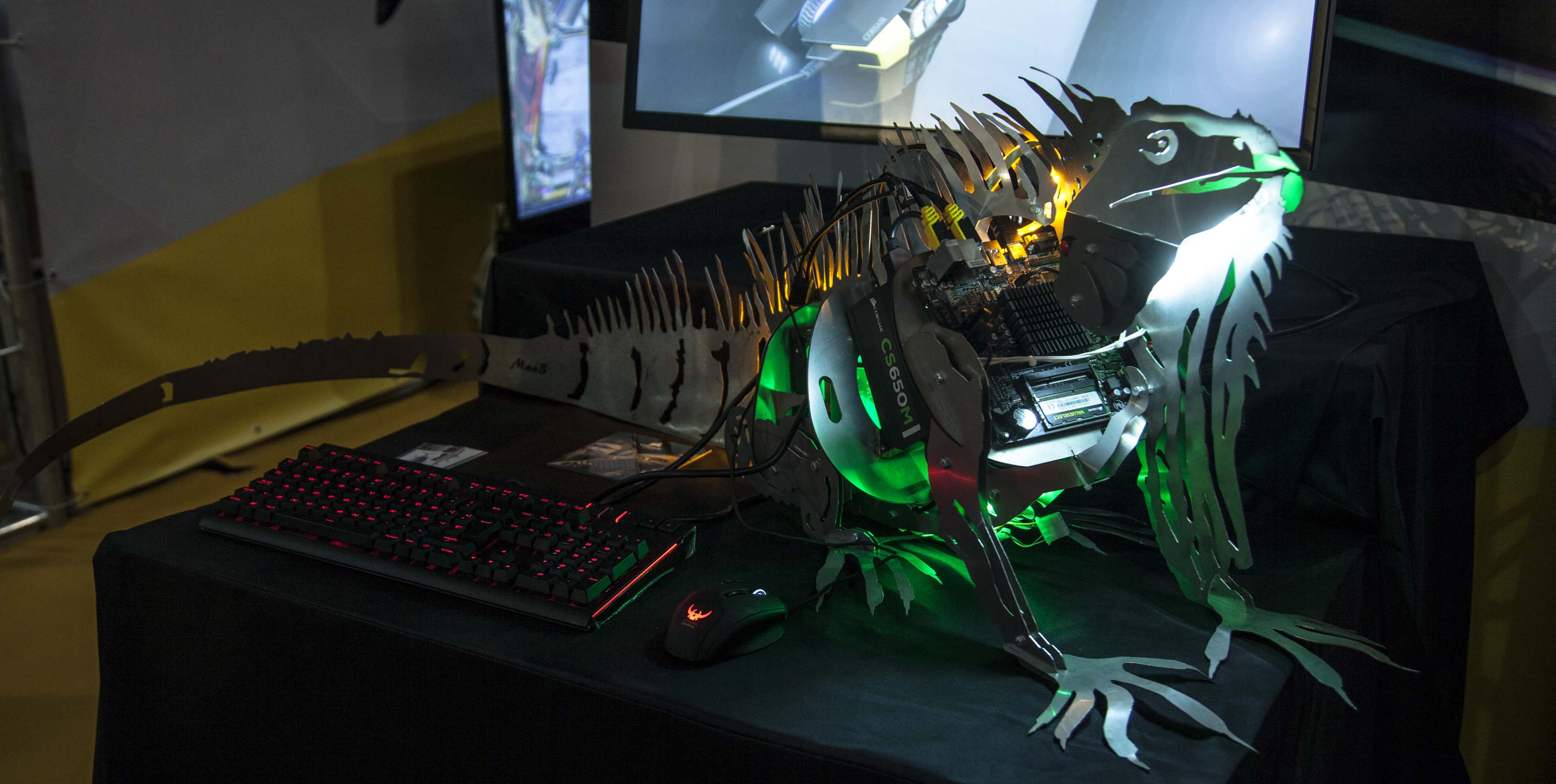 El modding alcanza una de sus máximas expresiones con las obras de MaaB (Miguel Ángel Aguilar Brenes). En concreto, esta que representa una iguana tiene por nombre IGUANIDAE y está fabricada con componentes de Corsair.