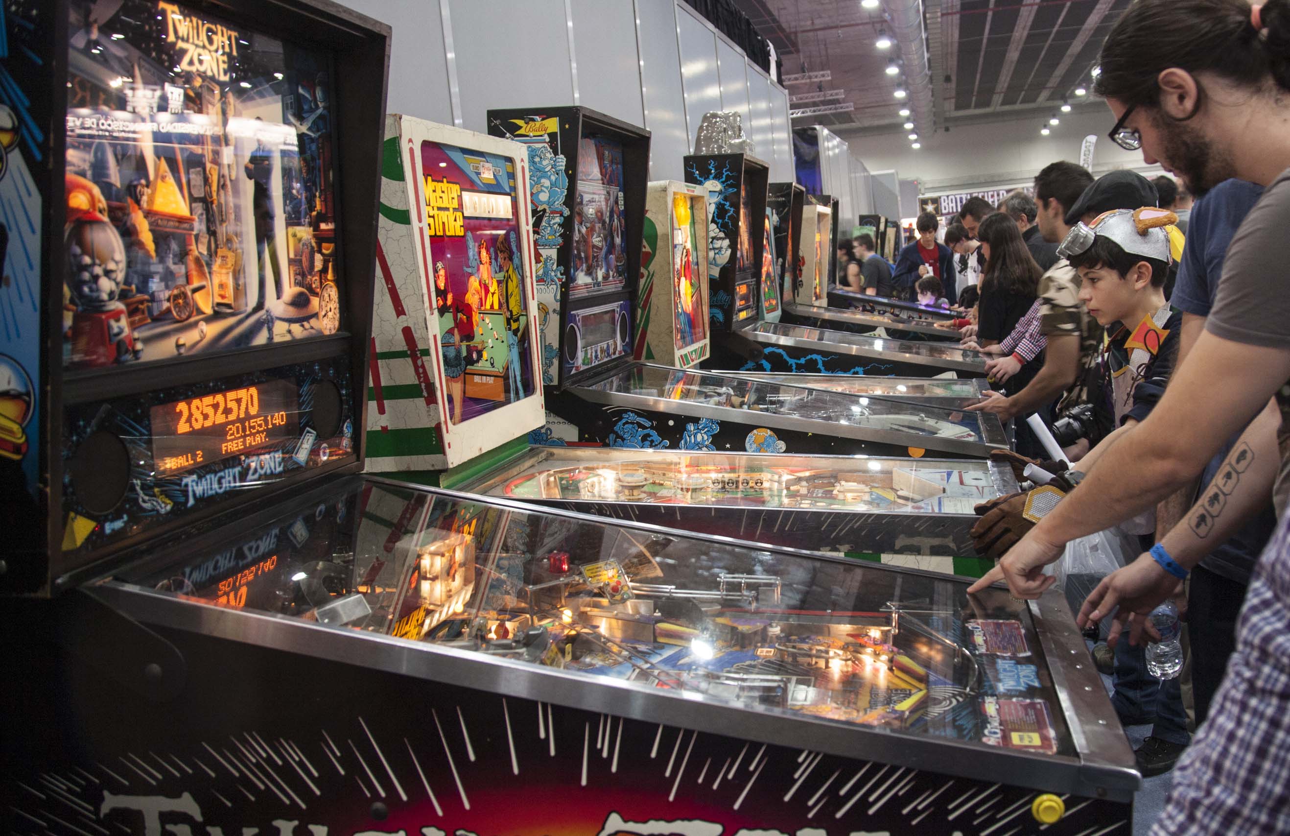 Los pinball son todo un fenómeno. La colección de máquinas en MGE es extraordinaria, con máquinas de todas las épocas, incluyendo algunas de los años 70. Para jugar con ellas había que hacer mucha cola, pero merece la pena.