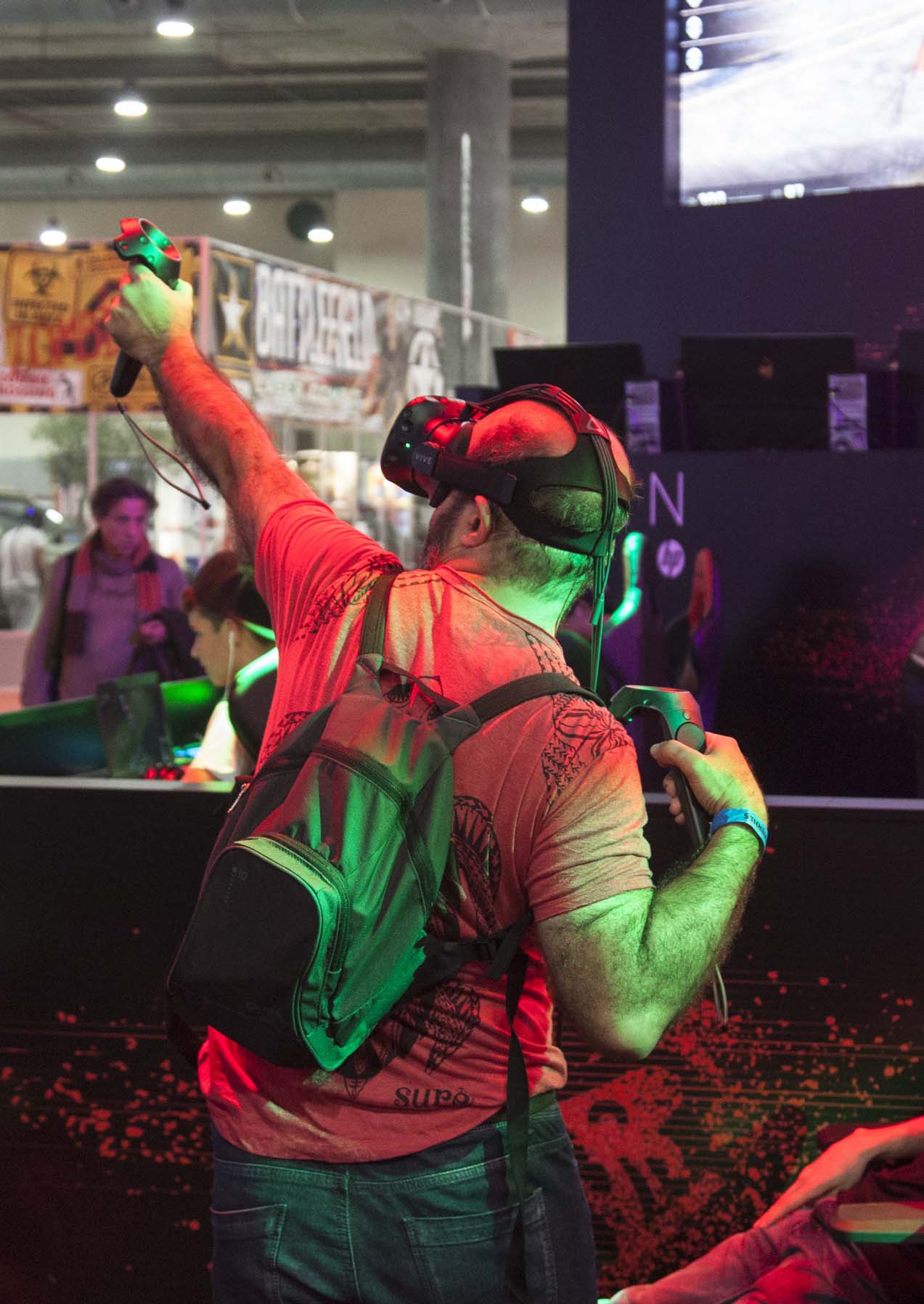 Las gafas Vive de HTC son posiblemente la mejor tecnología VR del momento. En la foto, un jugador usando el arco como arma. Como se puede ver, la pose es totalmente creíble, resultados de una notable recreación virtual de la experiencia real. Eso sí, se necesitan equipos de muy alto rendimiento. HP, con su gama OMEN, ofrece este tipo de equipos, al igual que Dell, ASUS, o Lenovo entre otros fabricantes.