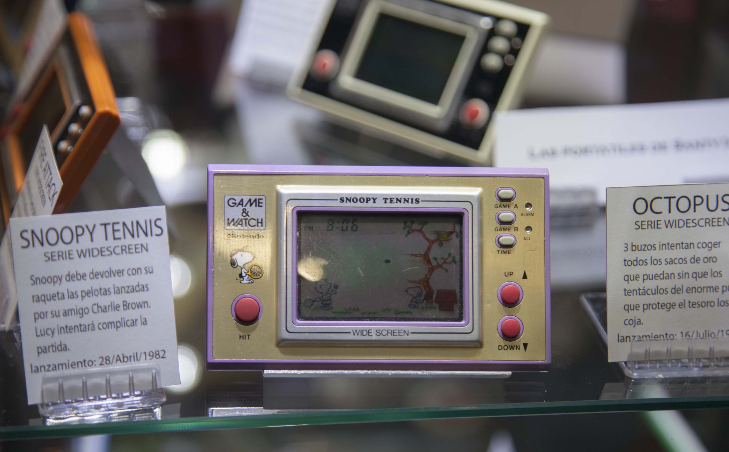 Las consolas Game and Watch estaban presentes en la feria, aunque detrás de una vitrina.