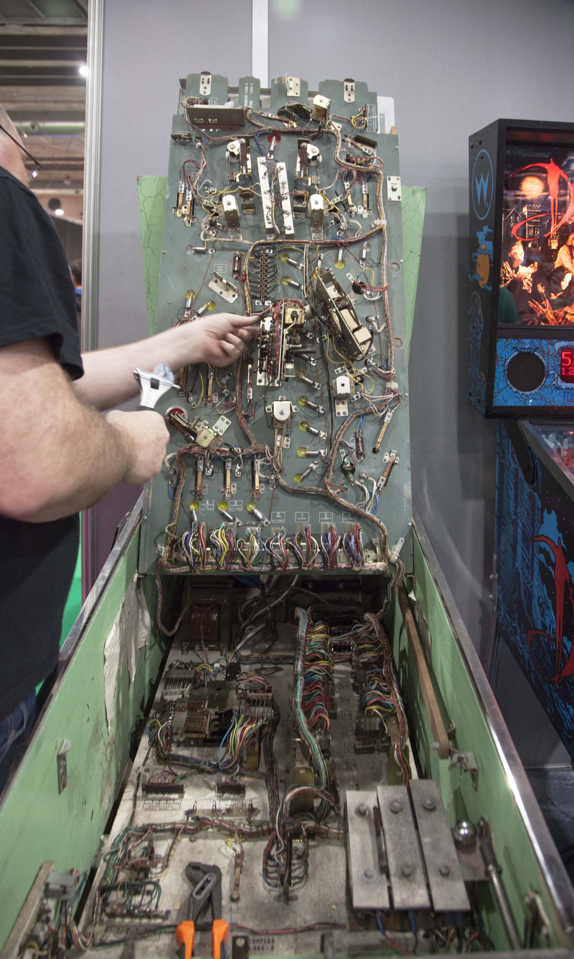 Las "tripas" de un pinball. Electrónica analógica pura. Y, con todo, sumamente adictivas y entretenidas. Toda una experiencia la de jugar en unas máquinas recreativas que fueron parte de la historia del ocio electrónico.