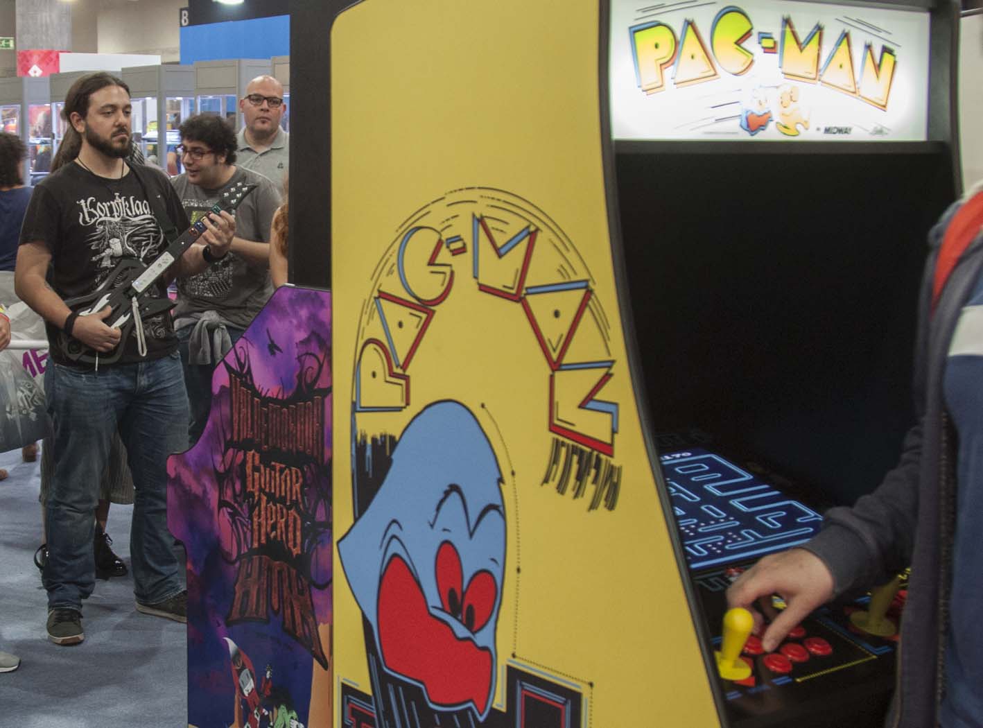 Máquinas de arcade y Guitar Hero. Una combinación peculiar pero entretenida.