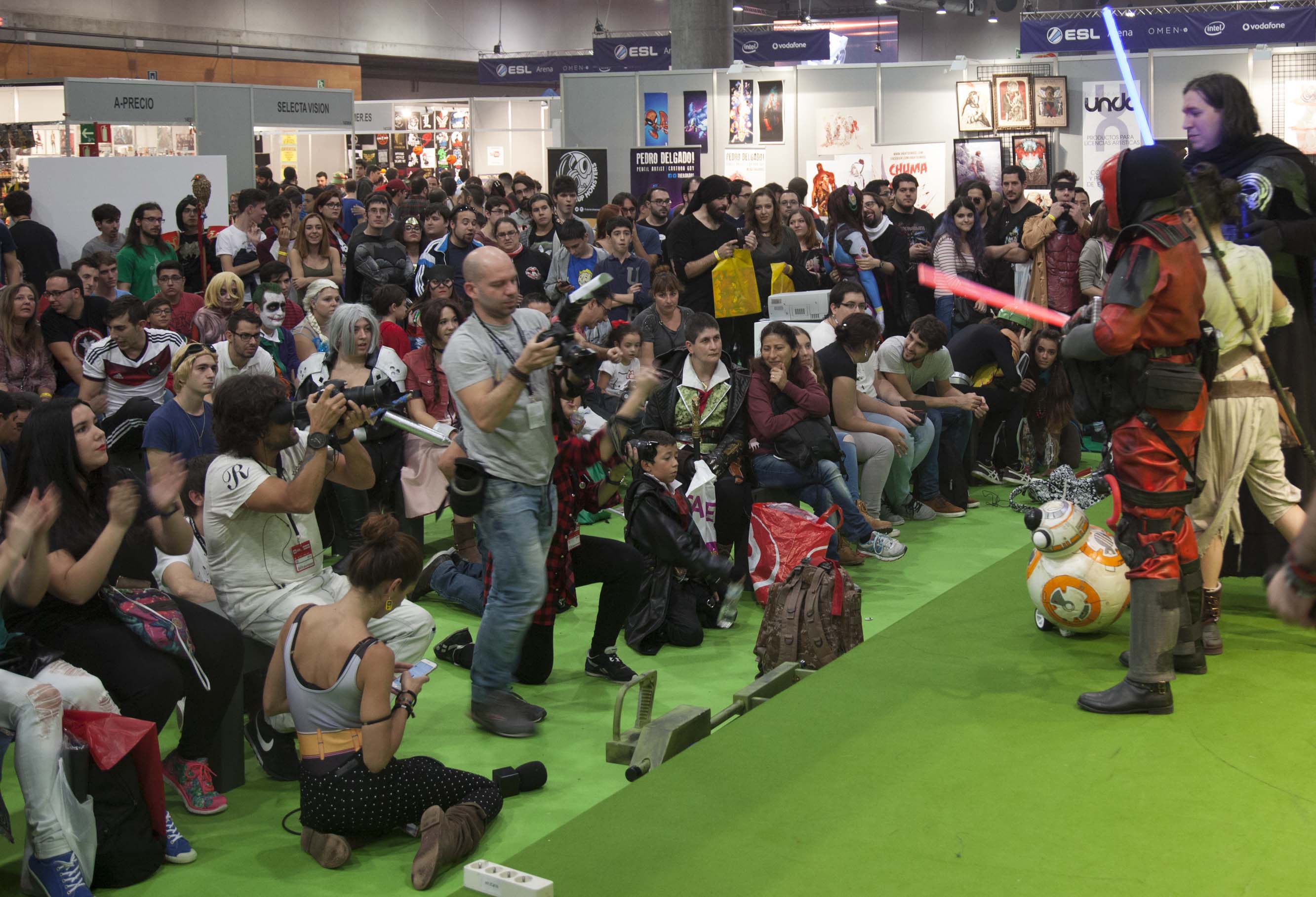 El Cosplay (Costune Play o juego de disfraces), es uno de los fenómenos del momento. Consiste, no solo en llevar un disfraz inspirado en el mundo del cómic, el cine, el anime, la literatura, el manga o los videojuegos, sino también en representar el papel asociado al personaje que representa el disfraz.