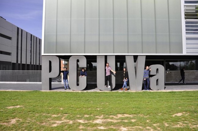 foto-del-equipo-en-la-entrada-del-parque-cientifico-de-la-universidad-de-valladolid