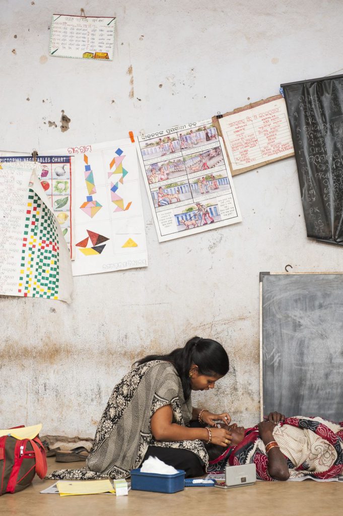 imágenes científicas. Wellcome Images. Oftalmóloga y paciente en la india Oftalmóloga y paciente en la india