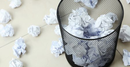 papelera con bolas de papel arrugadas