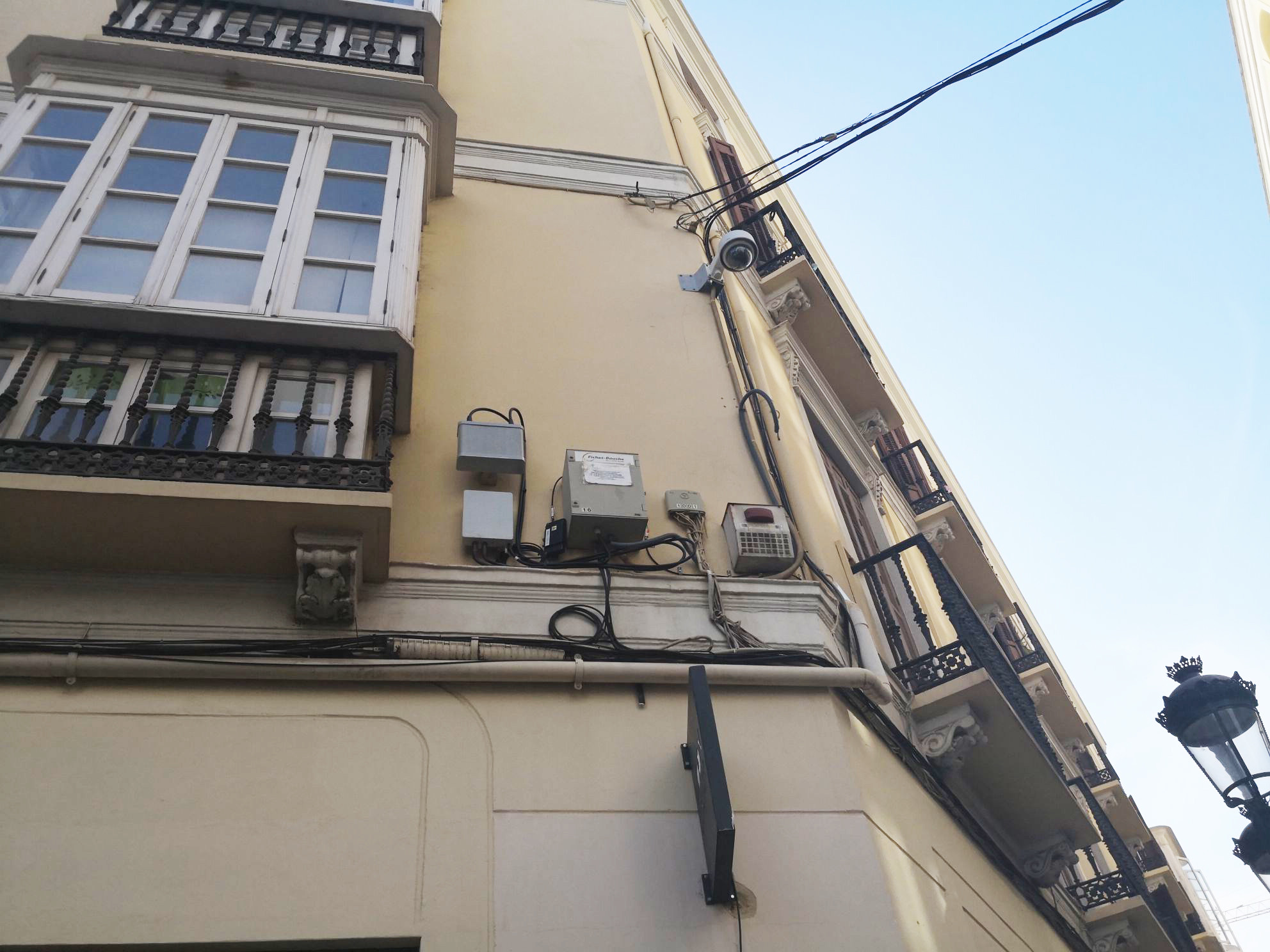 smal cell en una fachada