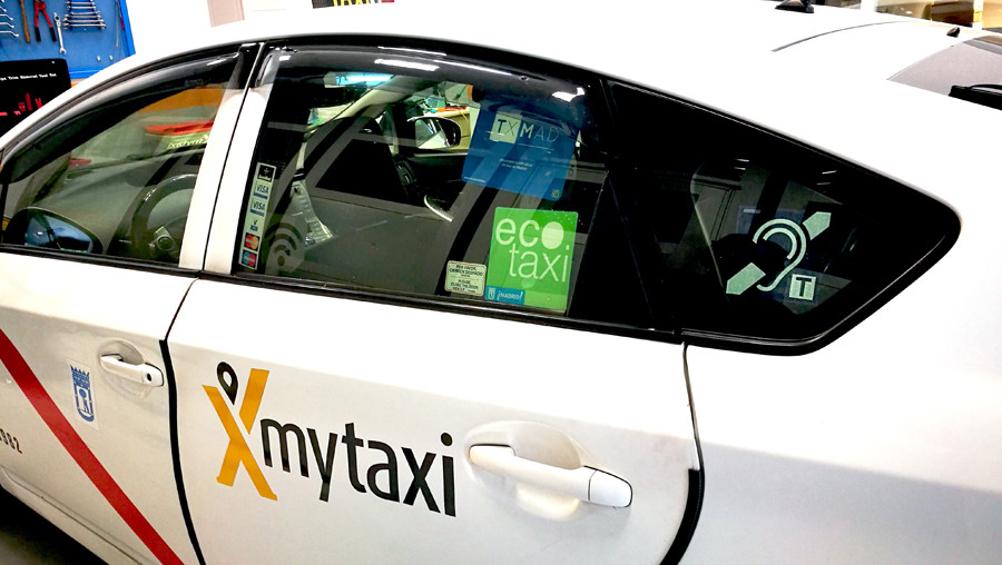 El desconocido distintivo azul que ahora lucen los taxis 5 Motor16 Motor16