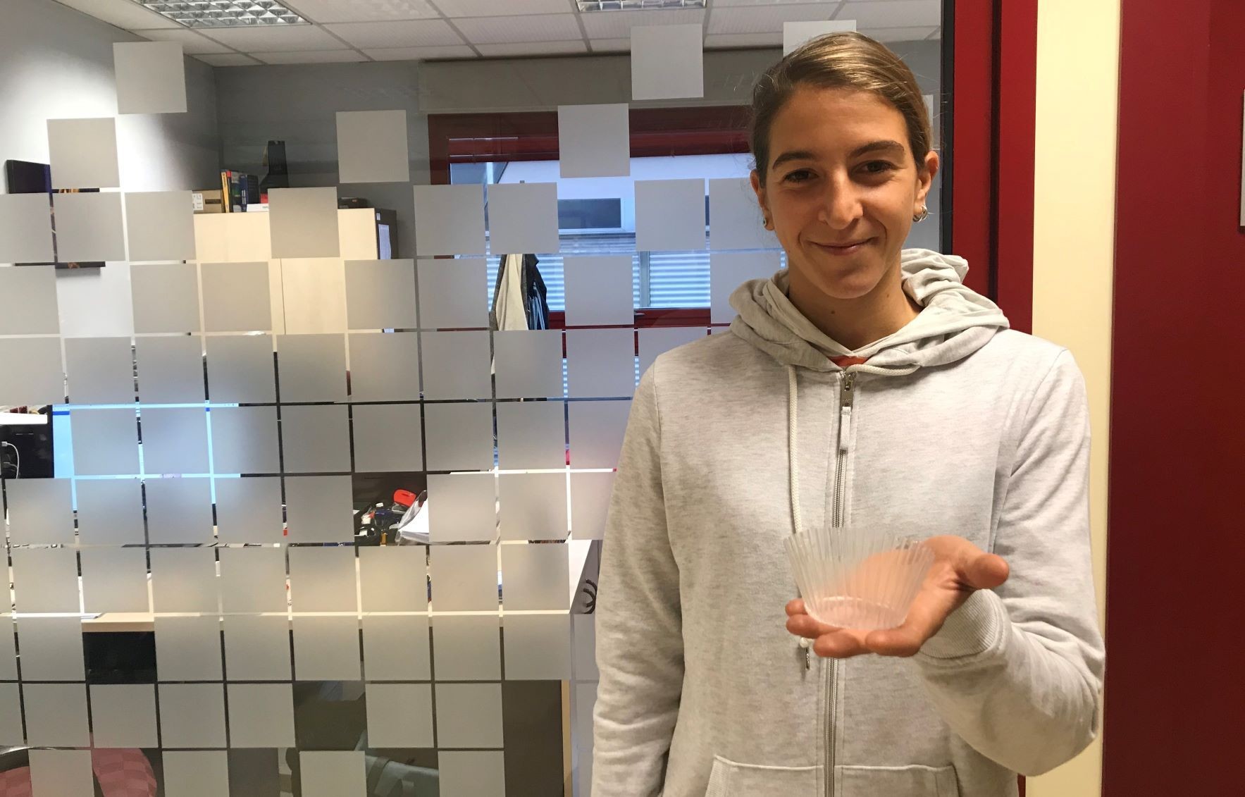 Camilla Dore con el prototipo. Imagen: Anna May / ICMAB.