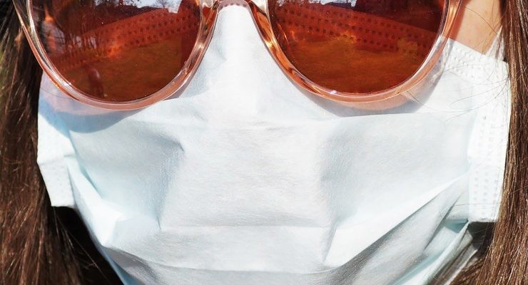 Diagnóstico del coronavirus por voz. Chica con mascarilla.