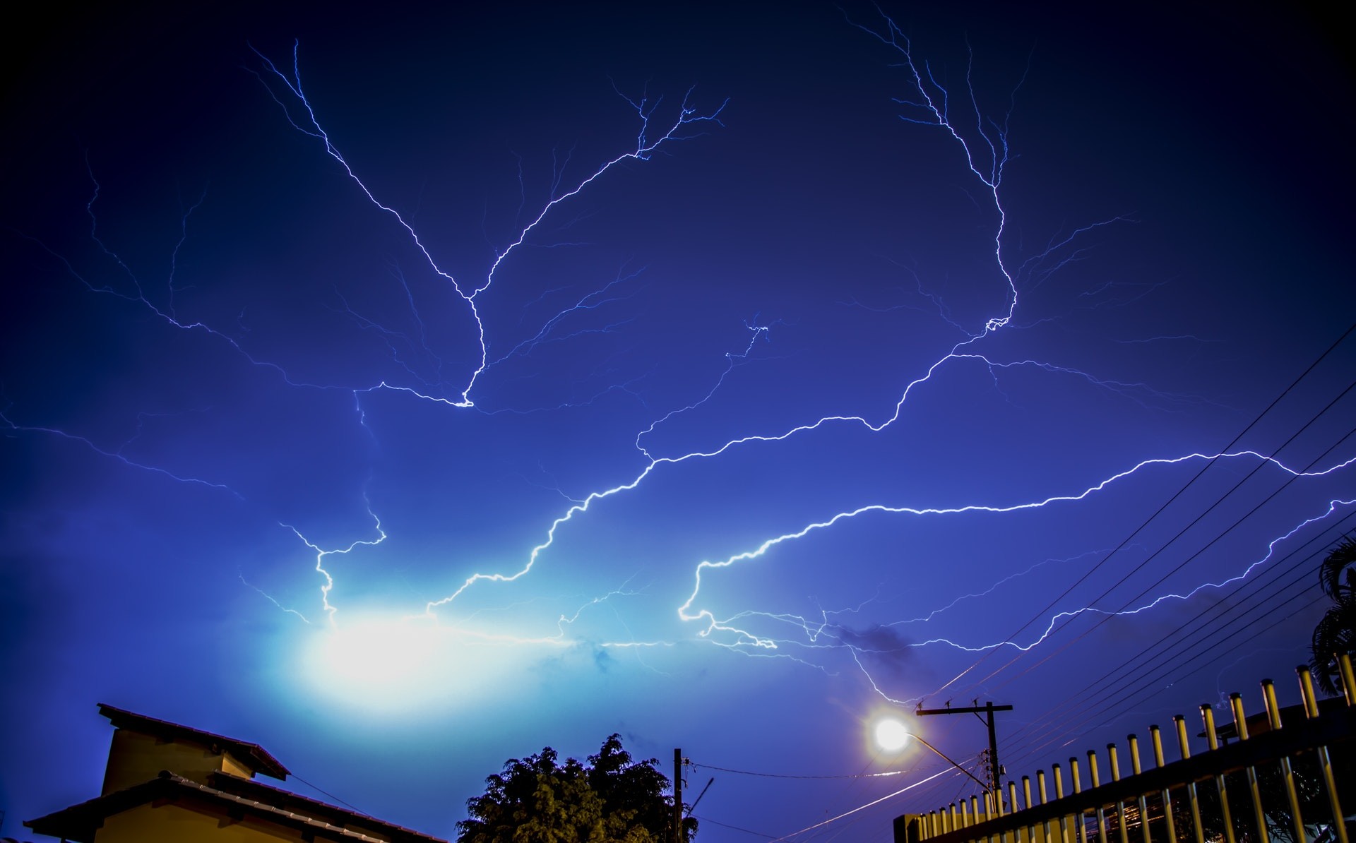 Cómo proteger tu portátil de problemas generados por la electricidad