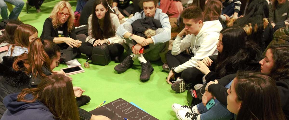 Àngels Sala, presidenta de Ambientech, moderando un debate en la COP25.