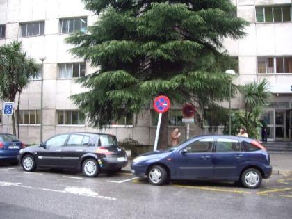 Coche mal aparcado