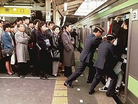 Empujadores en el metro de Tokyo