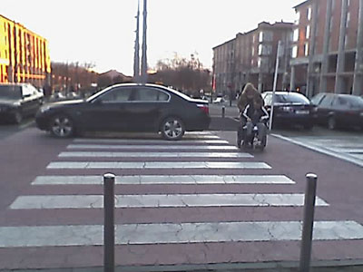 Conductor obstruyendo el paso de un minusvalido