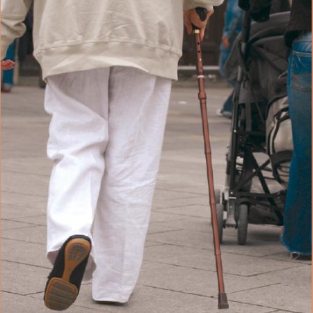 Mayor caminando por la acera. Imagen: SCT