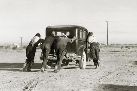Hombres empujando un coche