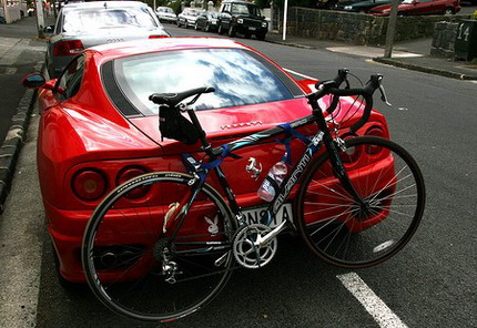 Ferrari con portabicicletas