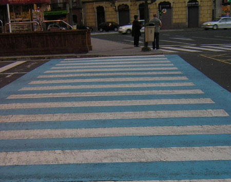 Paso de peatones azul y blanco