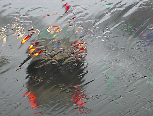 Coche distorsionado por la lluvia