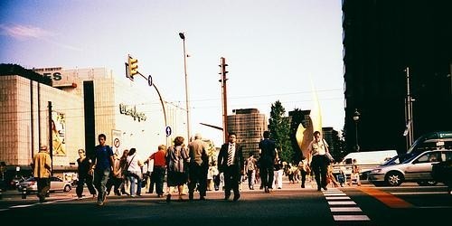 Peatones cruzando la Avenida Diagonal de Barcelona