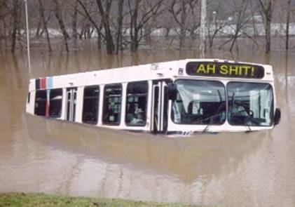 Autobús inundado en Nueva Orleans