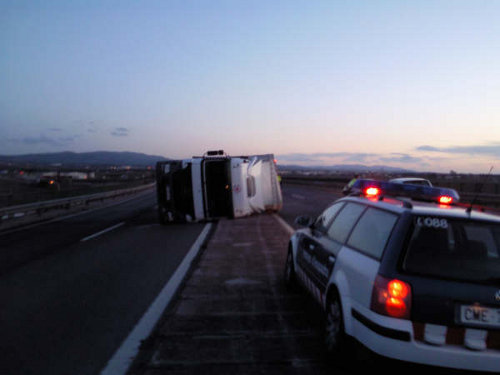 Camión volcado debido a una ráfaga de viento en Tarragona