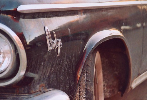 La rueda delantera de este antiguo Dodge está girada para tomar una curva