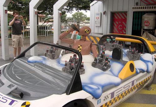 Dummy bebiendo en un coche