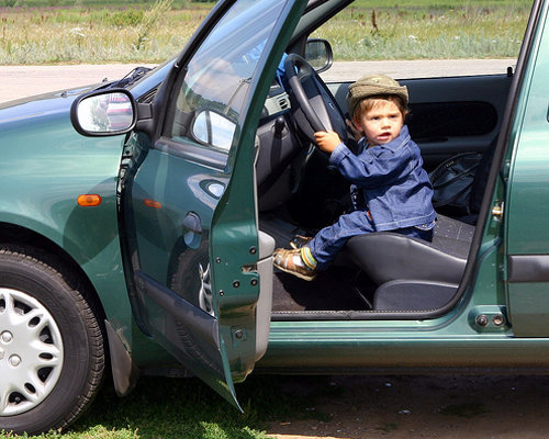 Niño al volante sin ningún tipo de sistema de protección homologado a su talla y peso