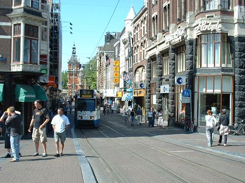 Peatones y tranvía en el centro de Amsterdam