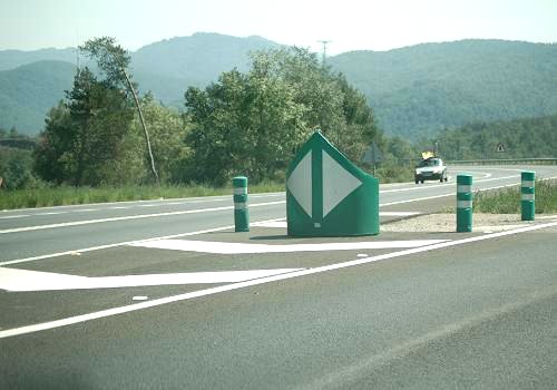 Hito de vértice emplazado en una salida de la carretera