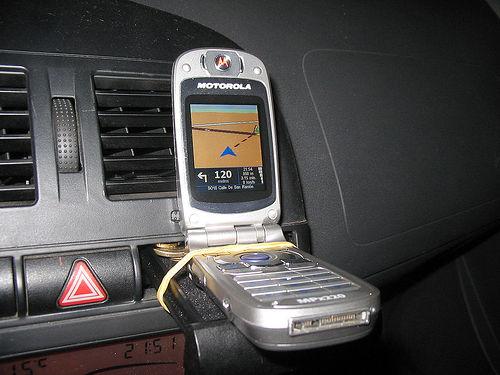 Teléfono móvil sujeto al salpicadero del coche
