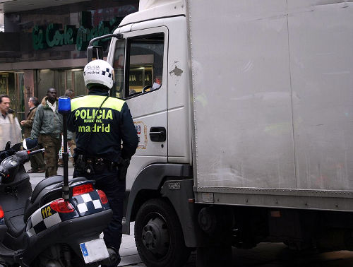 Agente de la Policía Local de Madrid hablando con un conductor
