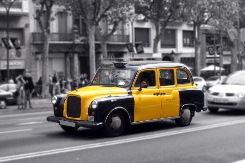 Taxi circulando por Barcelona