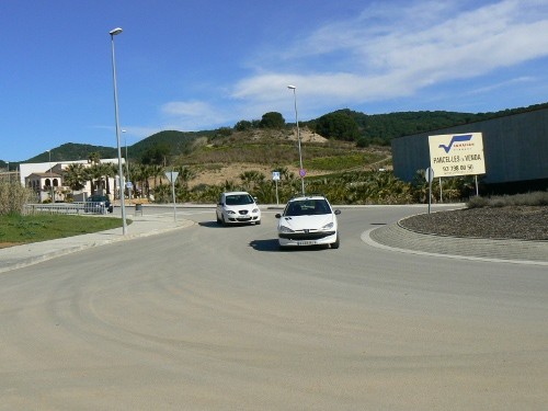 2 coches en rotonda