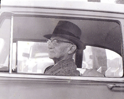 Hombre mayor conductor
