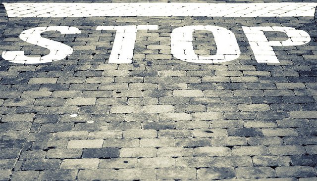 Stop con linea de detención