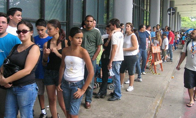 Gente guardando cola