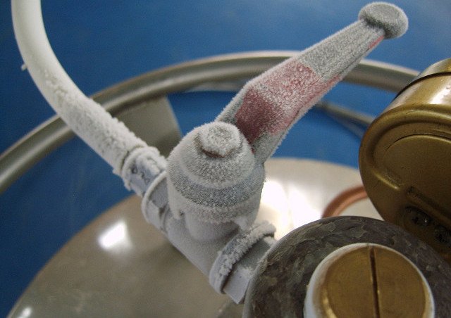 Detalle de la llave de una bombona de nitrógeno líquido