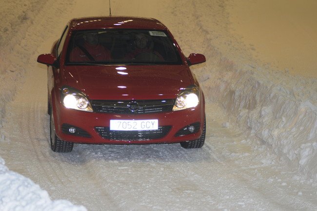 Opel Astra GTC con neumaticos de invierno