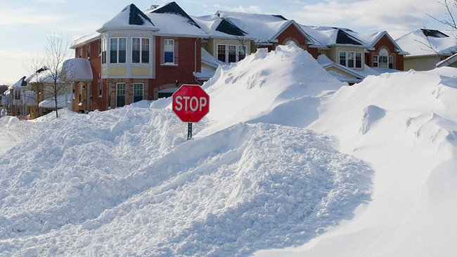 Carretera y señal de Stop, sepultadas por la nieve