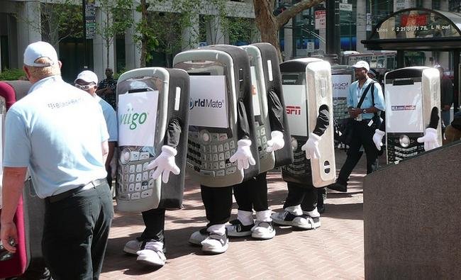 Teléfonos móviles caminando por la calle