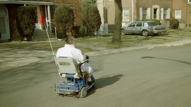 Mujer mayor transitando por la calle